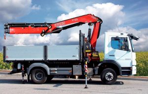 Operador de grúa hidráulica articulada sobre camión (grúa autocargante, camión pluma)